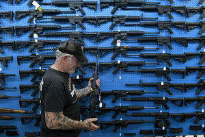 Самый вооруженный человек в Америке собрал 4000 стволов и показал свой арсенал
