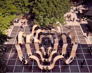 В центре самой крупной пешеходной зоны в Лондоне установили необычную скамейку