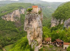 Как на 40-метровой отвесной скале оказался дом и церковь? Столп одиночества в Грузии
