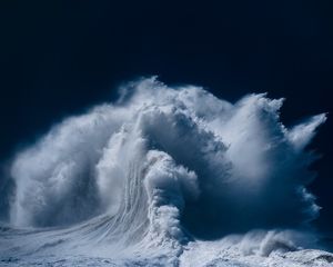 Поклонение океану: фотограф создает ошеломительные снимки волн
