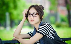 Почему в ряде японских компаний женщинам запретили носить очки