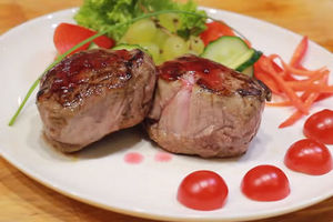 Мясные медальоны на сковороде: простое и сытное блюдо из свинины