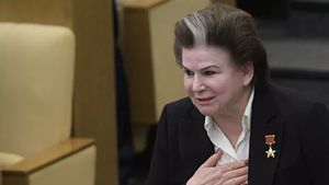 Депутат Госдумы Валентина Терешкова рассказала, что получает письма с благодарностями за "сохранение Путина".