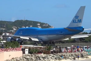 Самолет пошел на посадку сдул пляж с туристами в море