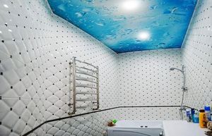 Натяжной потолок в ванной: дизайнерская ересь или отличное решение для дома