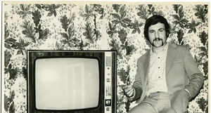 Винтажные фото советских людей, позирующих со своим первым телевизором