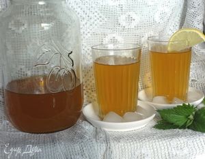 Яблочный чай с мятой. Ингредиенты: вода, яблочный сок, лимоны