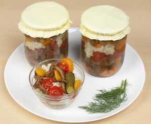 Салат из овощей с лисичками на зиму