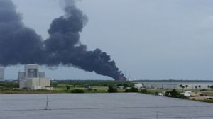 Ракета Falcon 9 взорвалась во время проверки двигателей [Обновляется]