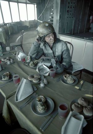 Историческое фото – пожарный сидит за столом ресторана "Седьмое небо" после пожара
