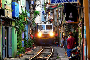Вьетнамская улица с железной дорогой