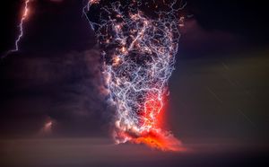 «Грязная гроза» — когда извержение вулкана вызывает электрический шторм  