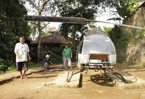 Мусорное решение проблемы пробок: Индонезиец сделал собственный вертолет из мусора