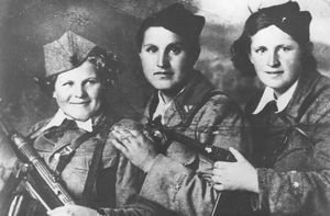 30 ретро-снимков советских женщин, вставших на защиту своей Родины