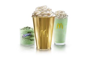 McDonald’s с аукциона продают золотой стакан, посвященный коктейлю Shamrock Shake стоимостью 100.000