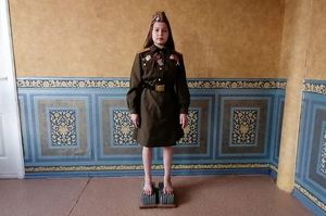 11-летнюю девочку «заставили» стоять час на гвоздях «за ветеранов»