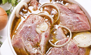 Маринады для свинины делают мясо сочным и мягким. 10 рецептов от шефов