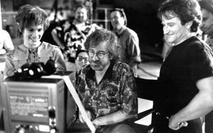 Джулия Робертс, Стивен Спилберг и Робин Уильямс во время съемок фильма «Капитан Крюк», 1991 год