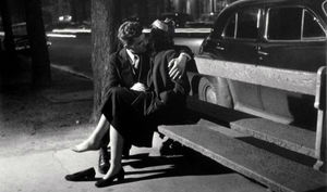 Французский поцелуй: как фотограф снимал влюбленные парочки на улицах Парижа