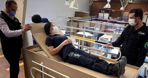 Легким движением руки кровать превращается… в гроб для пациентов, умерших от коронавируса