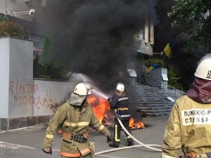 На Украине сожгли телеканал "Интер" с журналистами