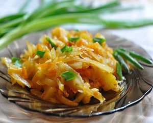 Очаровательный гарнир с печеным картофелем и квашеной капустой