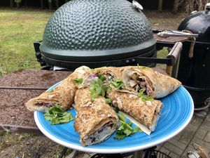 Wrap на карантине: жареная курица, маринованный красный лук и соус тартар