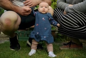 Чудо-девочка: малышка из Великобритании встала на ноги в 8 недель