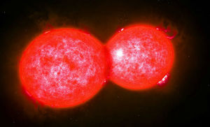 Звезда поглощает другую звезду: астрономы показали редкое явление