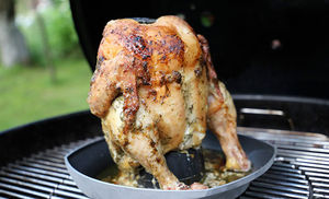 Ставим курицу в сметане внутрь мангала и накрываем крышкой