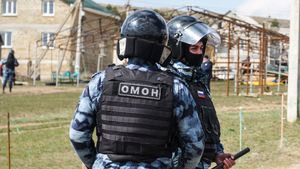 «Защищаю легкие людей»: боец иркутского ОМОНа шьет маски и раздает нуждающимся