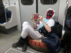 Самых странных пассажиров можно встретить в метро (27 фото)