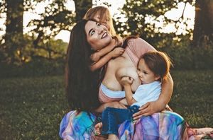 Особая связь: мать кормит грудью пятилетнего сына три раза в день