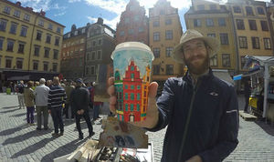 Нет искусства без стакана: путешественник расписывает кофейные стаканчики, зарабатывая на жизнь