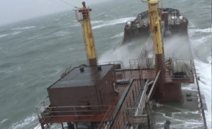 11-метровые волны на видео: сухогруз пробивается через стихию