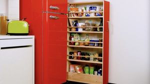 Больше места на маленькой кухне: самодельный выдвижной шкафчик для нужных вещей