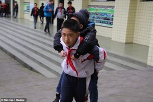 12-летний мальчик уже 6 лет подряд носит друга-инвалида на своей спине