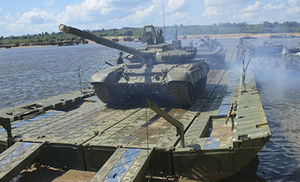 Молниеносная переправа танков: российские военные развернули мост через 500-метровую реку за 15 минут