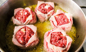Тюльпаны из мяса: жарим на сковороде блюдо к празднику