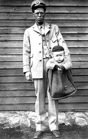 В начале XX века вы могли отправить ребенка по почте. И почтальоны их доставляли