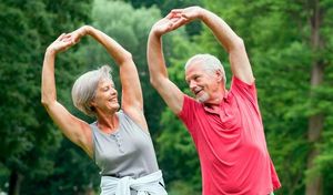 8 упражнений утром для пожилых людей