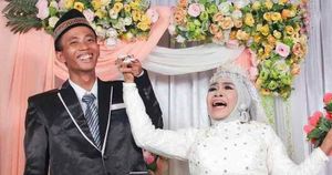 Жительница Индонезии усыновила ребенка и воспитала себе из него идеального мужа