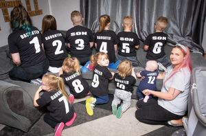 Семейная футбольная команда: супруги воспитывают 11 детей и дали им номера, чтобы не запутаться