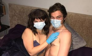 Безопасный секс: британка с коронафобией занимается любовью только в маске и перчатках