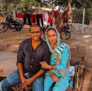 Женщина 10 лет назад вышла замуж за бедного парня из Индии по любви