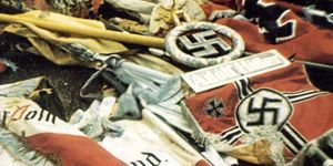 Почему на параде победы 1945-го к мавзолею бросали кайзеровские флаги
