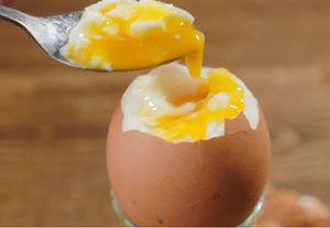 Варим яйца оставляя внутри все витамины: нагреваем кипяток и сразу выключаем
