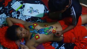 Мать из Индии арестовали за то, что она разрешала детям разрисовывать свое голое тело