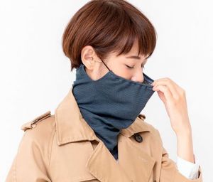 Как выглядит японская маска-снуд, модная альтернатива медицинской маске