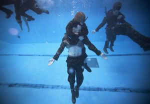 17 фотографий, которые показывают подготовку военных к выживанию на воде